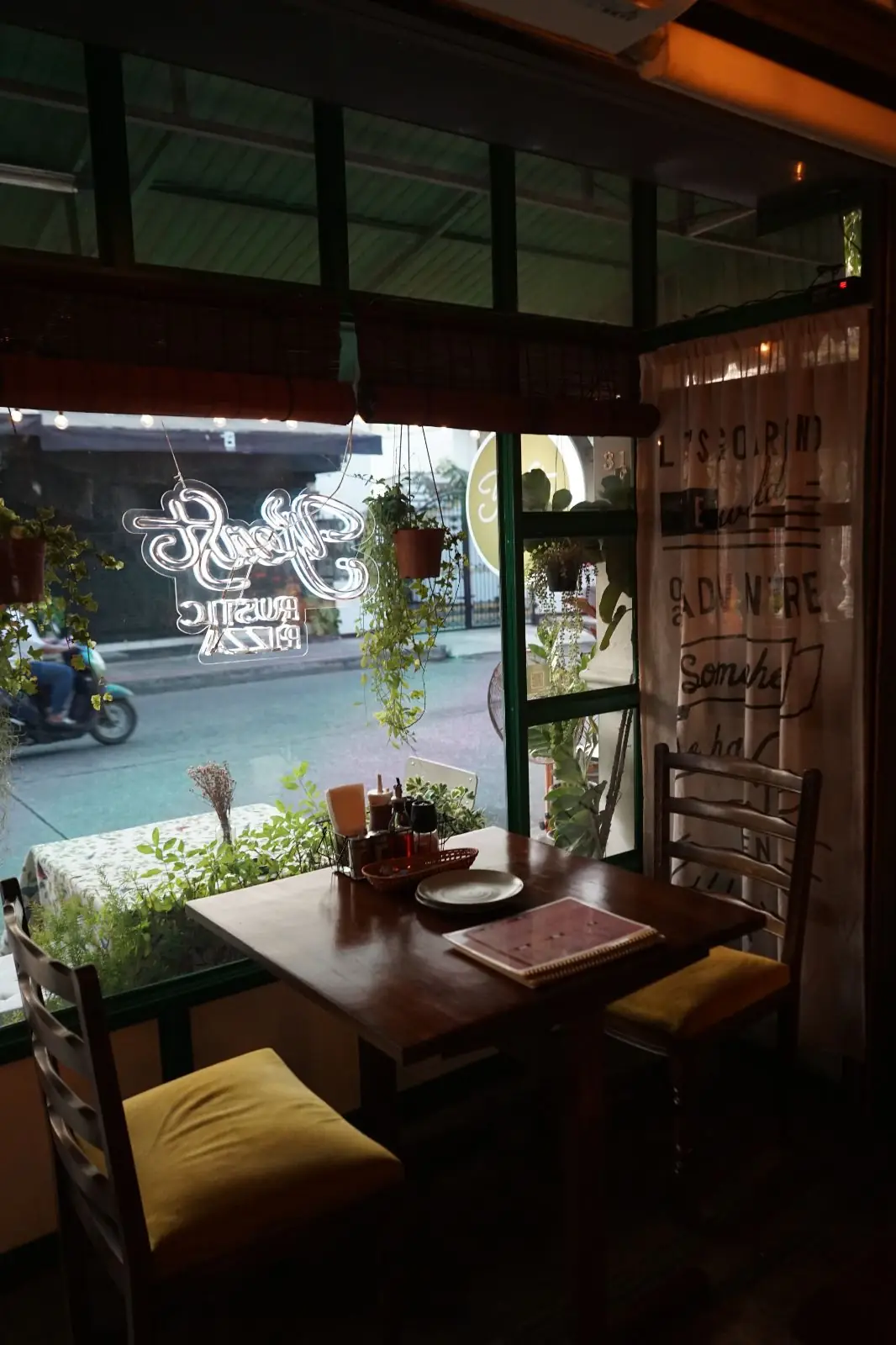 Yeast Rustic Pizza ambiance image 4