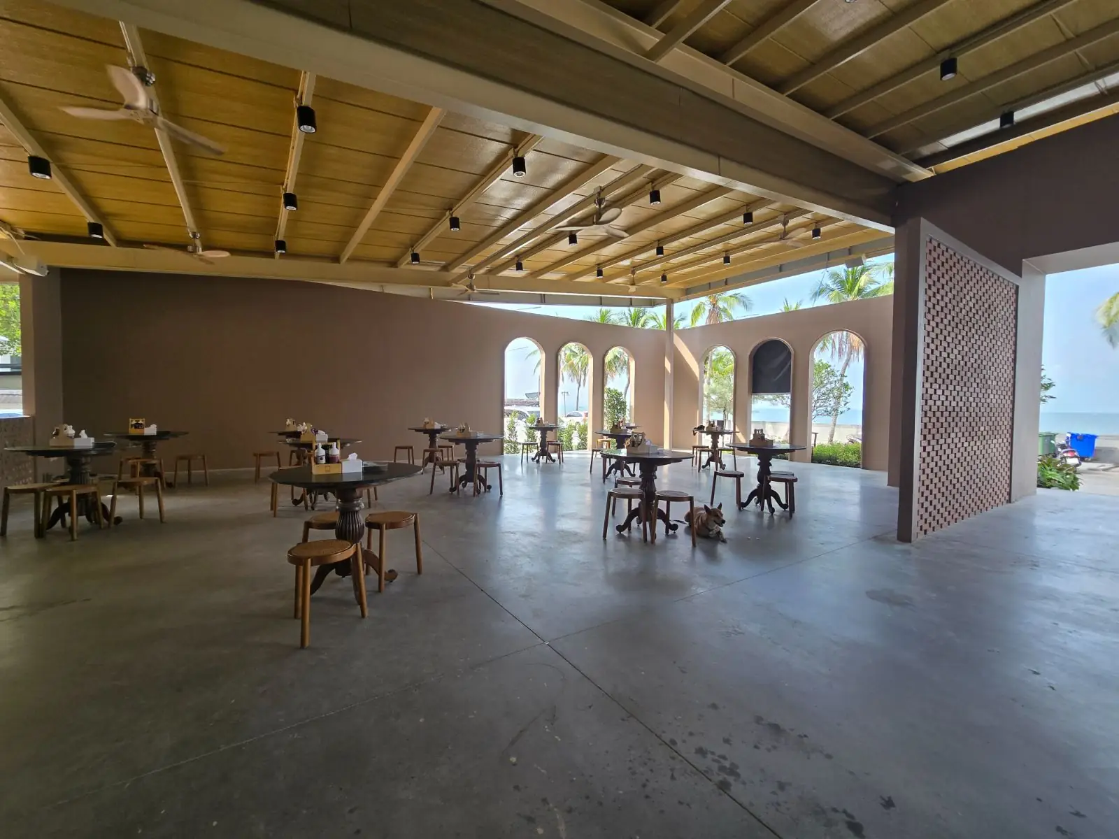 ความสุข บางแสน ambiance image 1