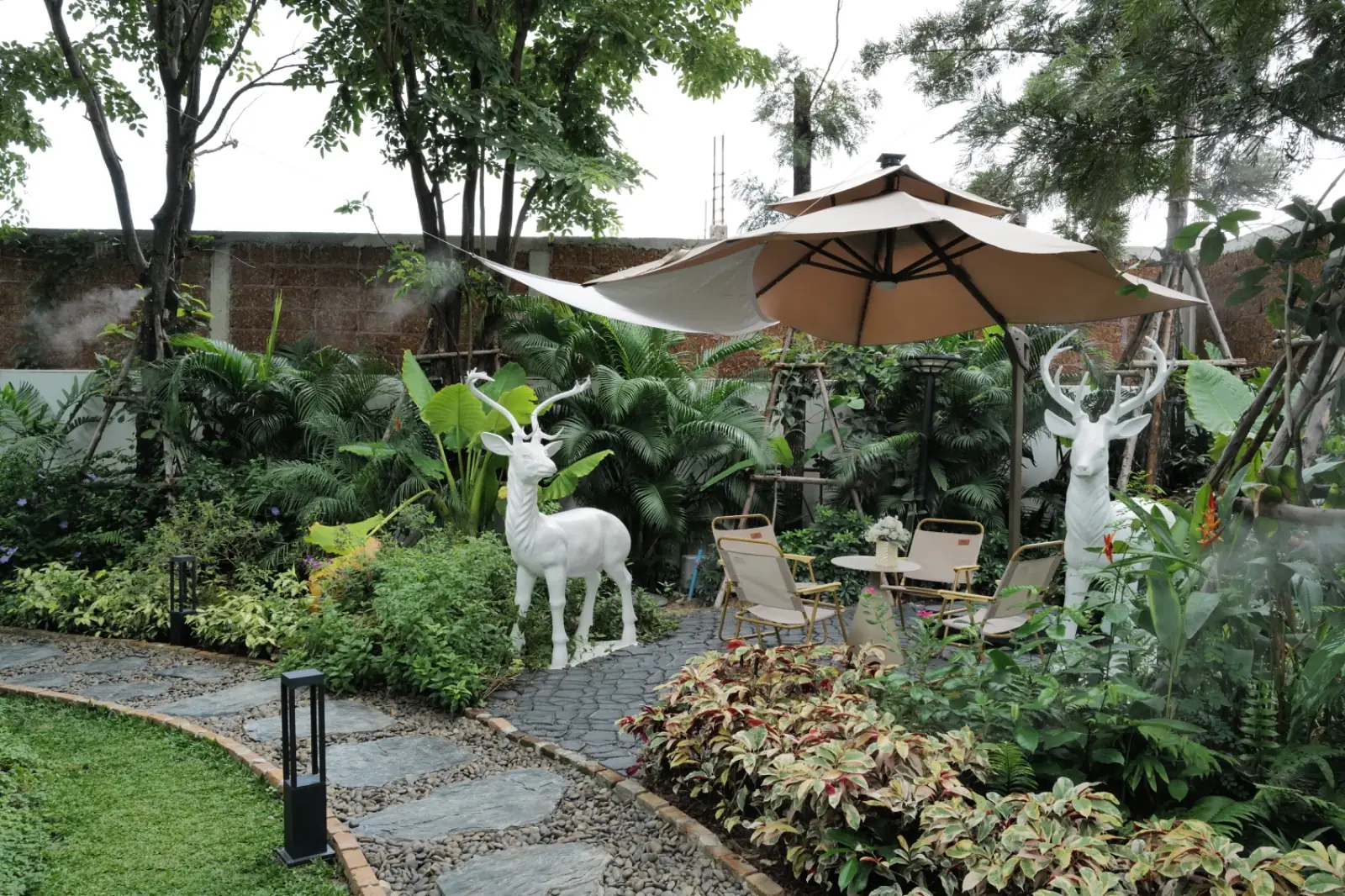 White Line Cafe & Restaurant ambiance image 2