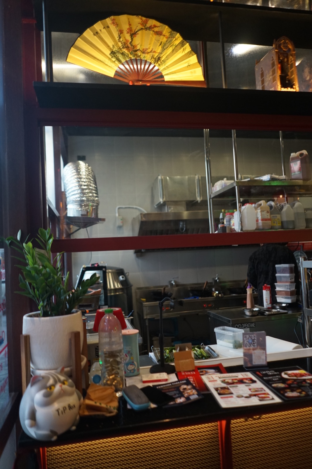 อาหวัง ตามสั่ง หมูกรอบ หมูแดง - AHWANG  ambiance image 3