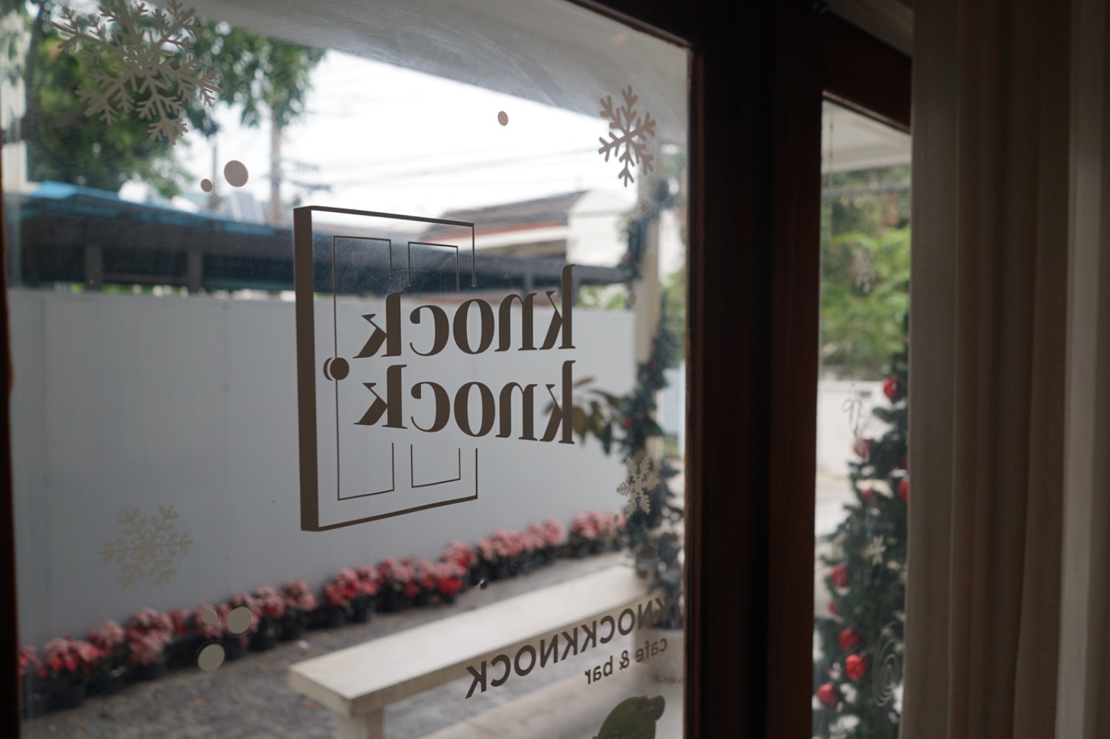 Knock Knock ambiance image 5