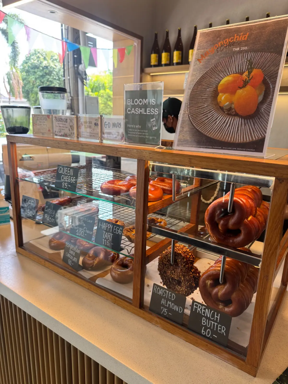 BLOOM pretzel & coffee food image 1