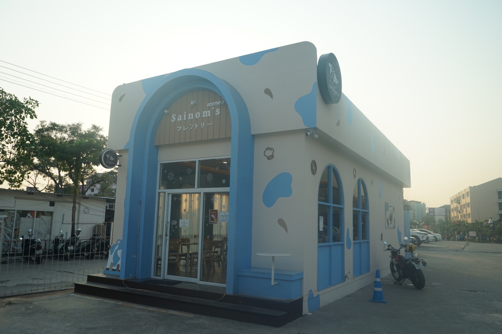 ร้านใส่นม - Sainom's สาขาบางนา ambiance image 6