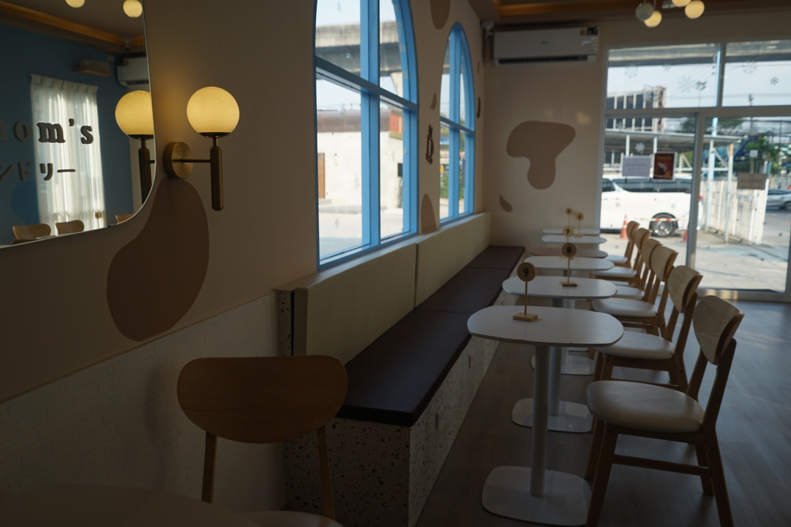 ร้านใส่นม - Sainom's สาขาบางนา ambiance image 2