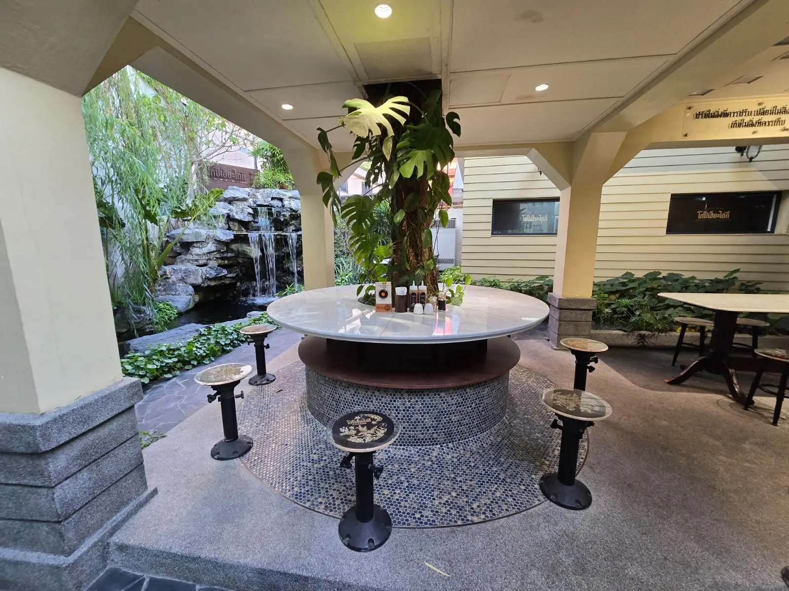 โกปี๊เฮี้ยะไถ่กี่ - สราญรมย์ ambiance image 1