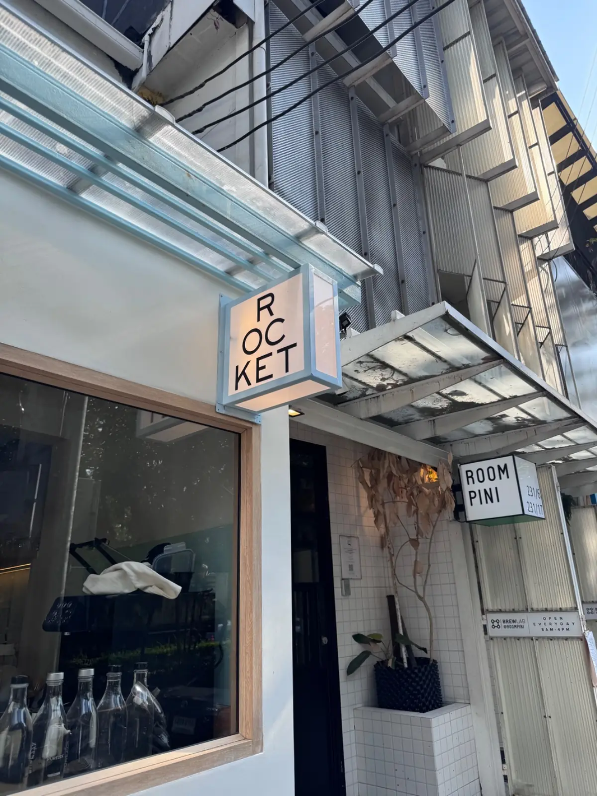 Rocket Coffee Bar - Lumphini Branch ambiance image 2