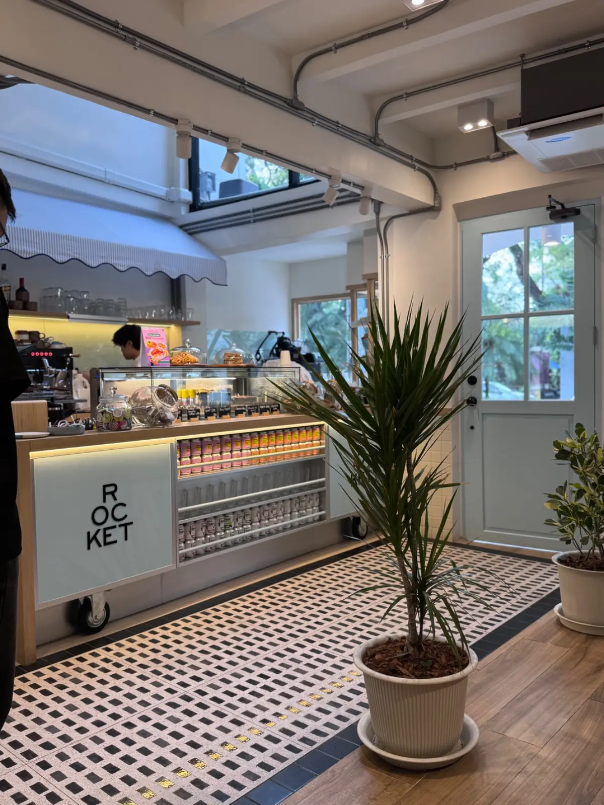 Rocket Coffee Bar - Lumphini Branch ambiance image 1