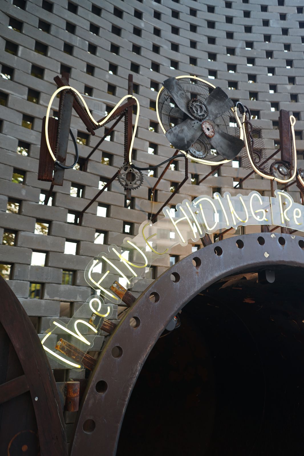 MOUSE THE FINE HIDING ambiance image 5