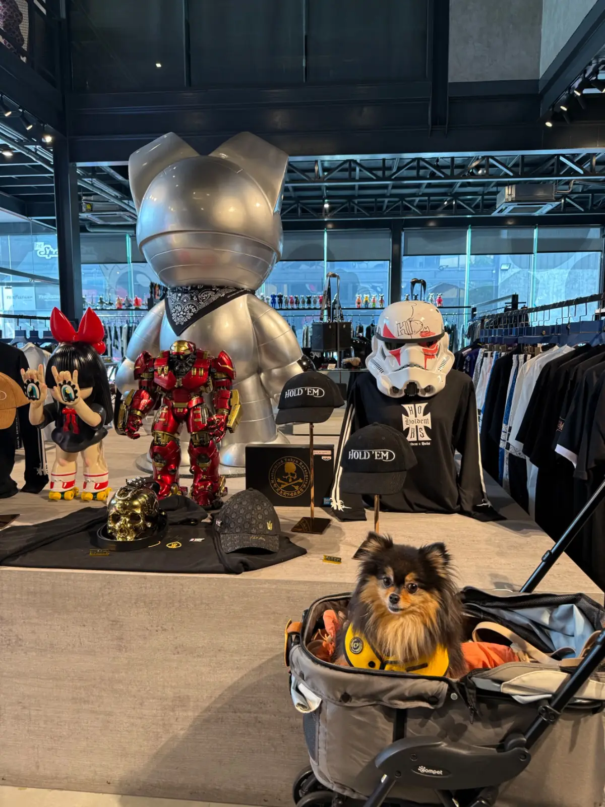 Vegas's Cafe & Gallery ambiance image 1