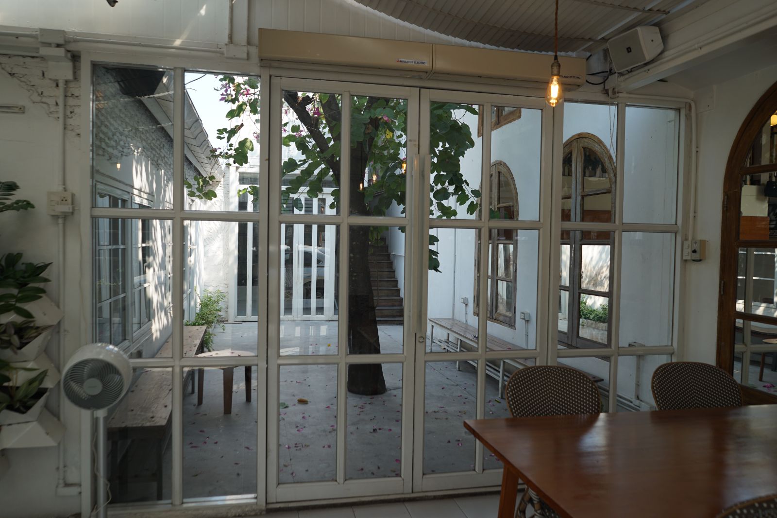 Emmie's ambiance image 5