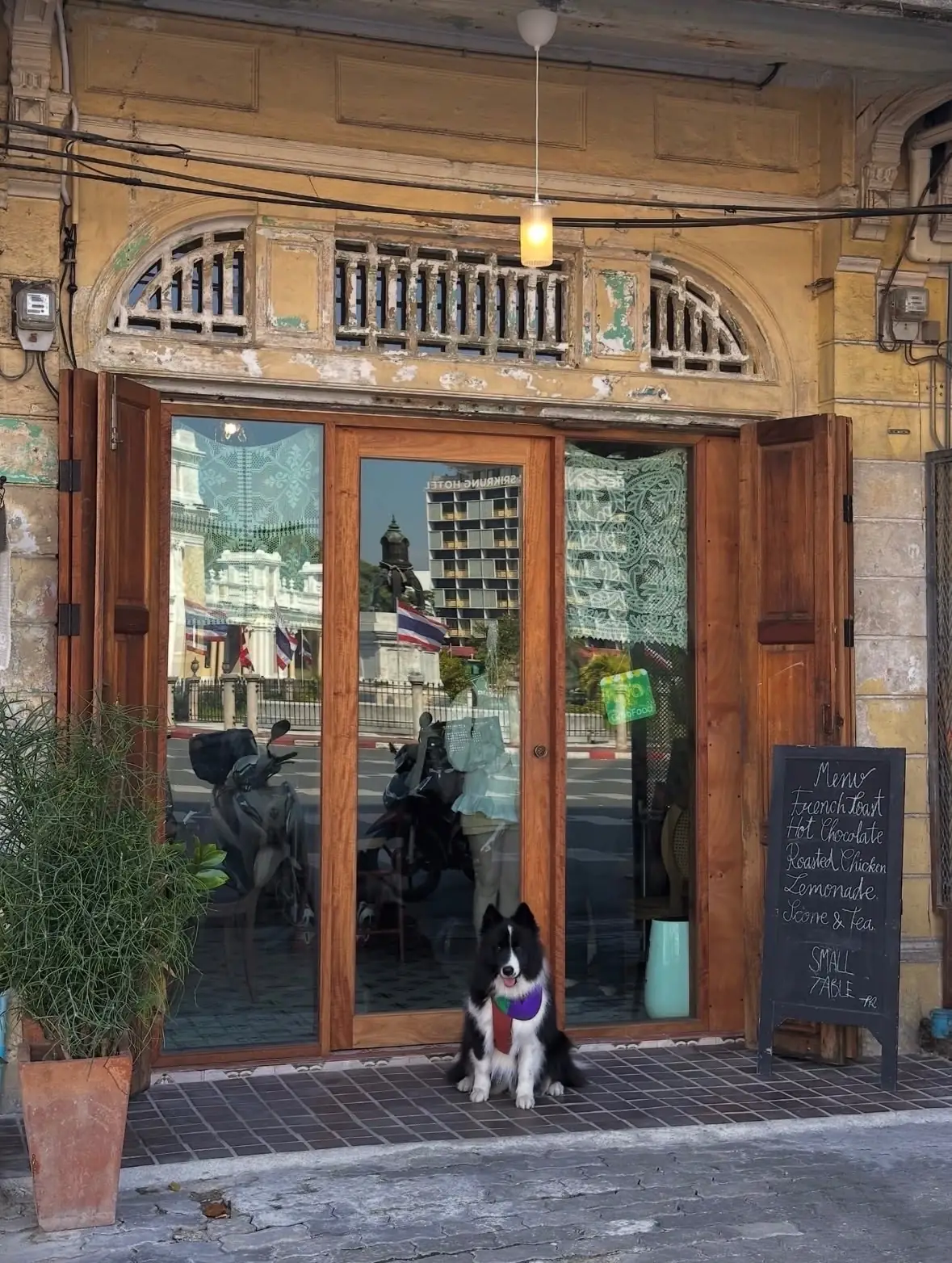 Small Table cafe pets image 1