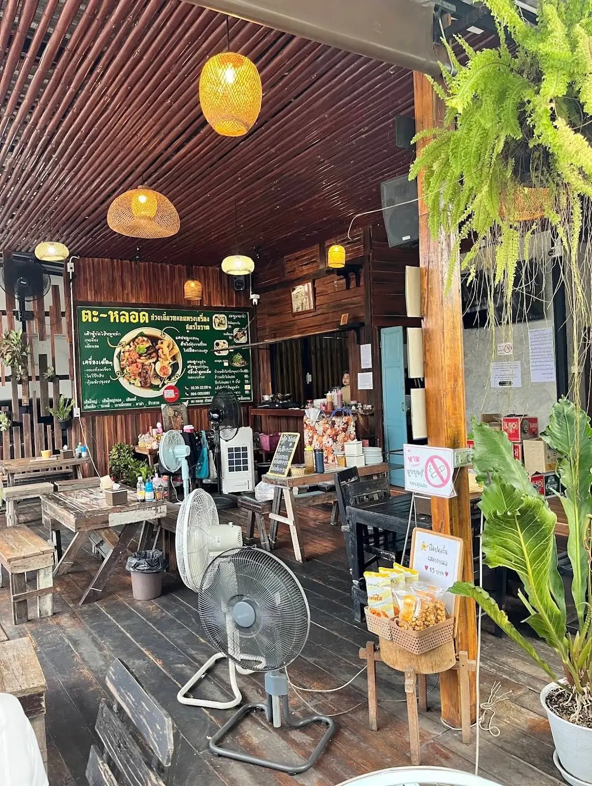 ตะ-หลอด ก๋วยเตี๋ยวหลอดทรงเครื่อง สูตรโบราณ ambiance image 1