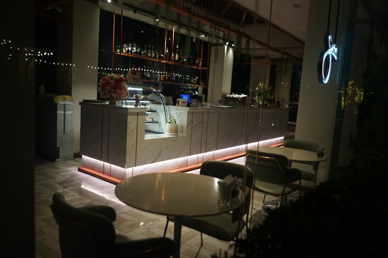 Sarin Café ambiance image 8