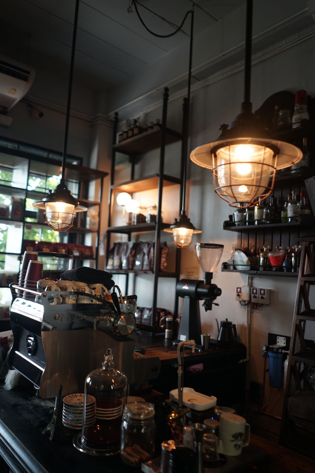 Cherrydog Coffee Roaster ambiance image 2