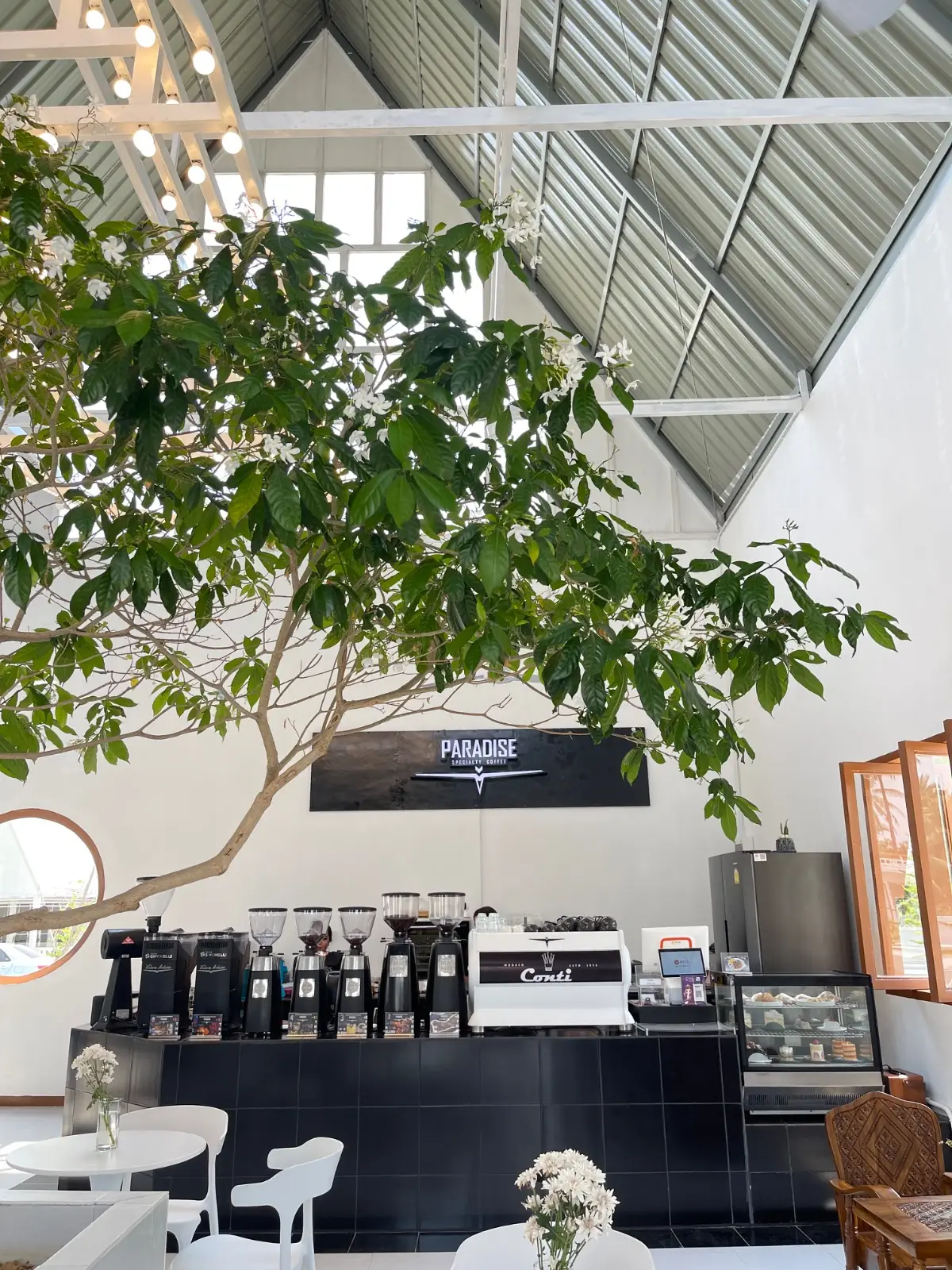 The Paradise Cafe' ambiance image 1