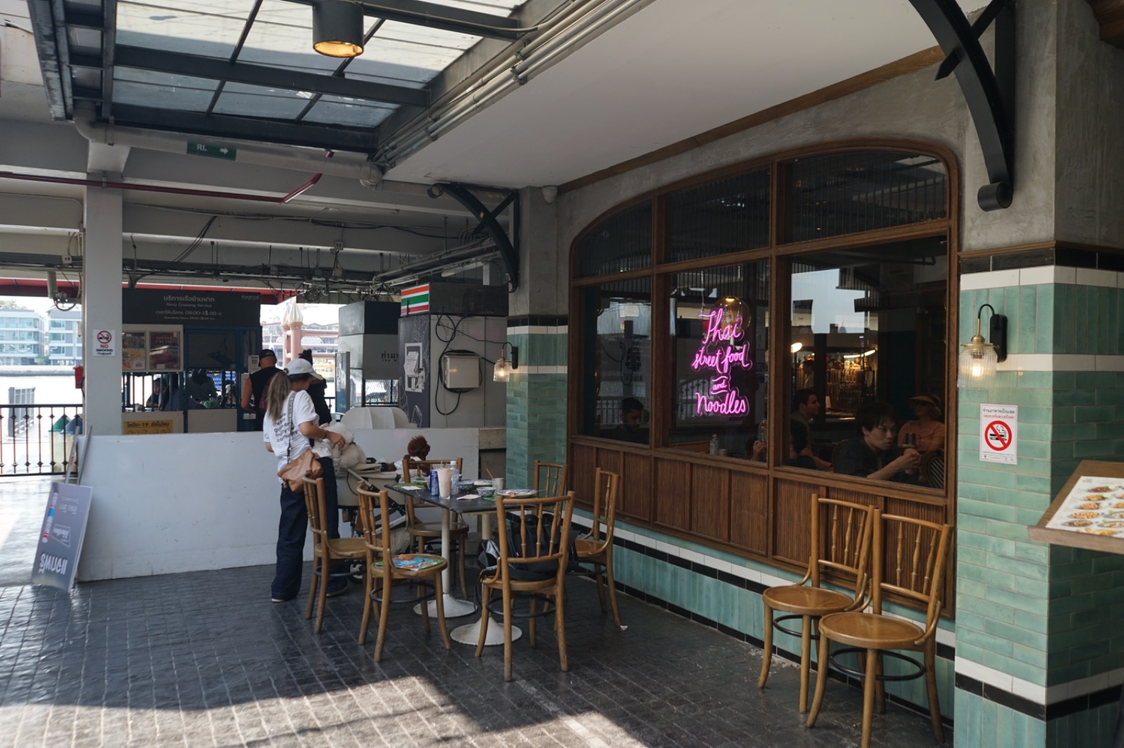 รสนิยม - Rosniyom ambiance image 2