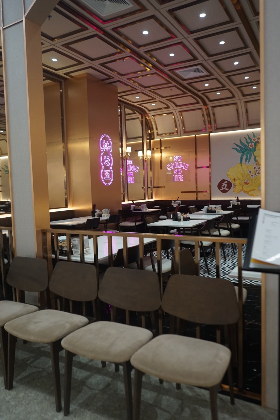 ลิ้มเหล่าโหงว - One Bangkok hero image 2