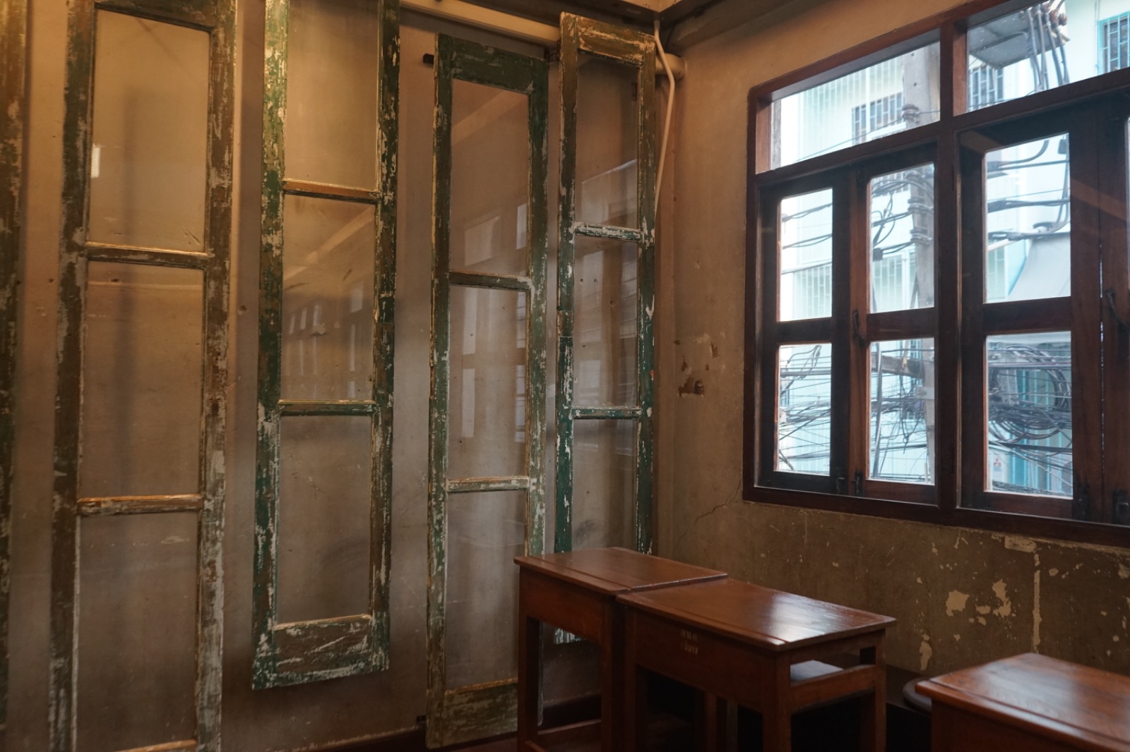 The Old School เจริญนคร ambiance image 10