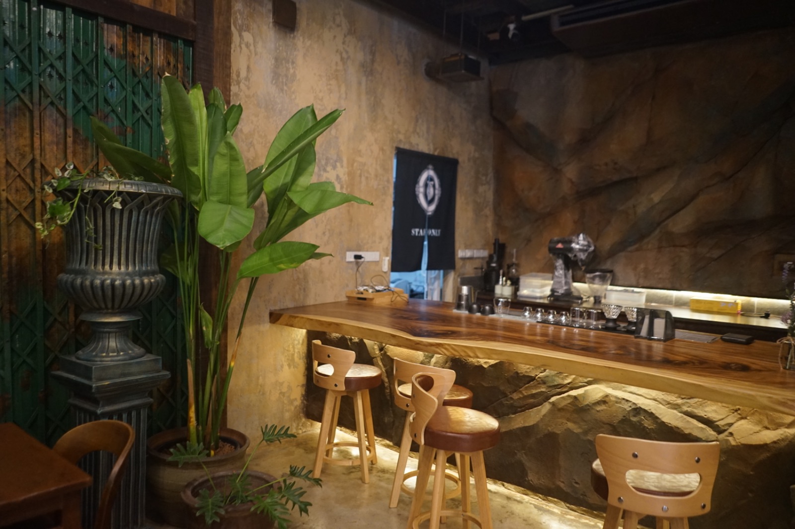 The Old School เจริญนคร ambiance image 1