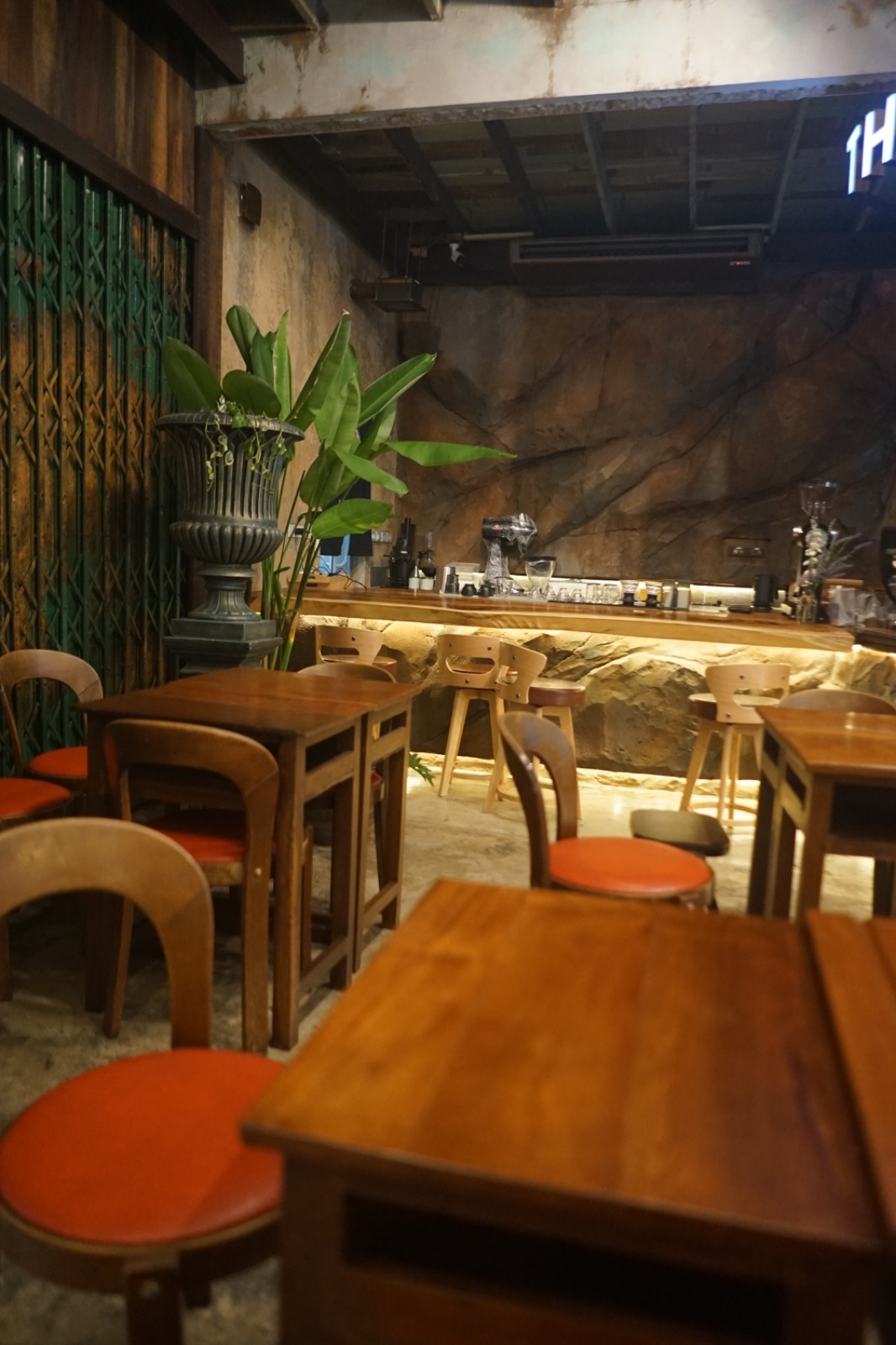 The Old School เจริญนคร ambiance image 3