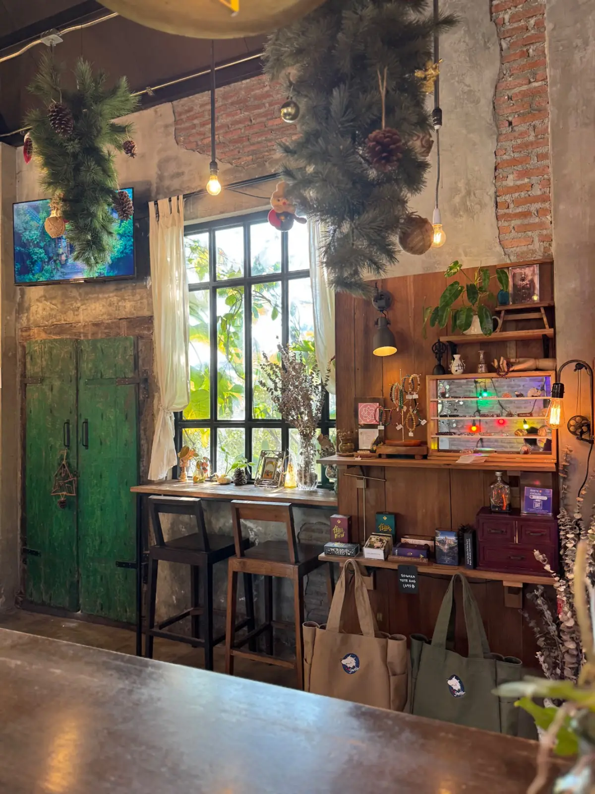 Rawvaela Cafe ambiance image 1