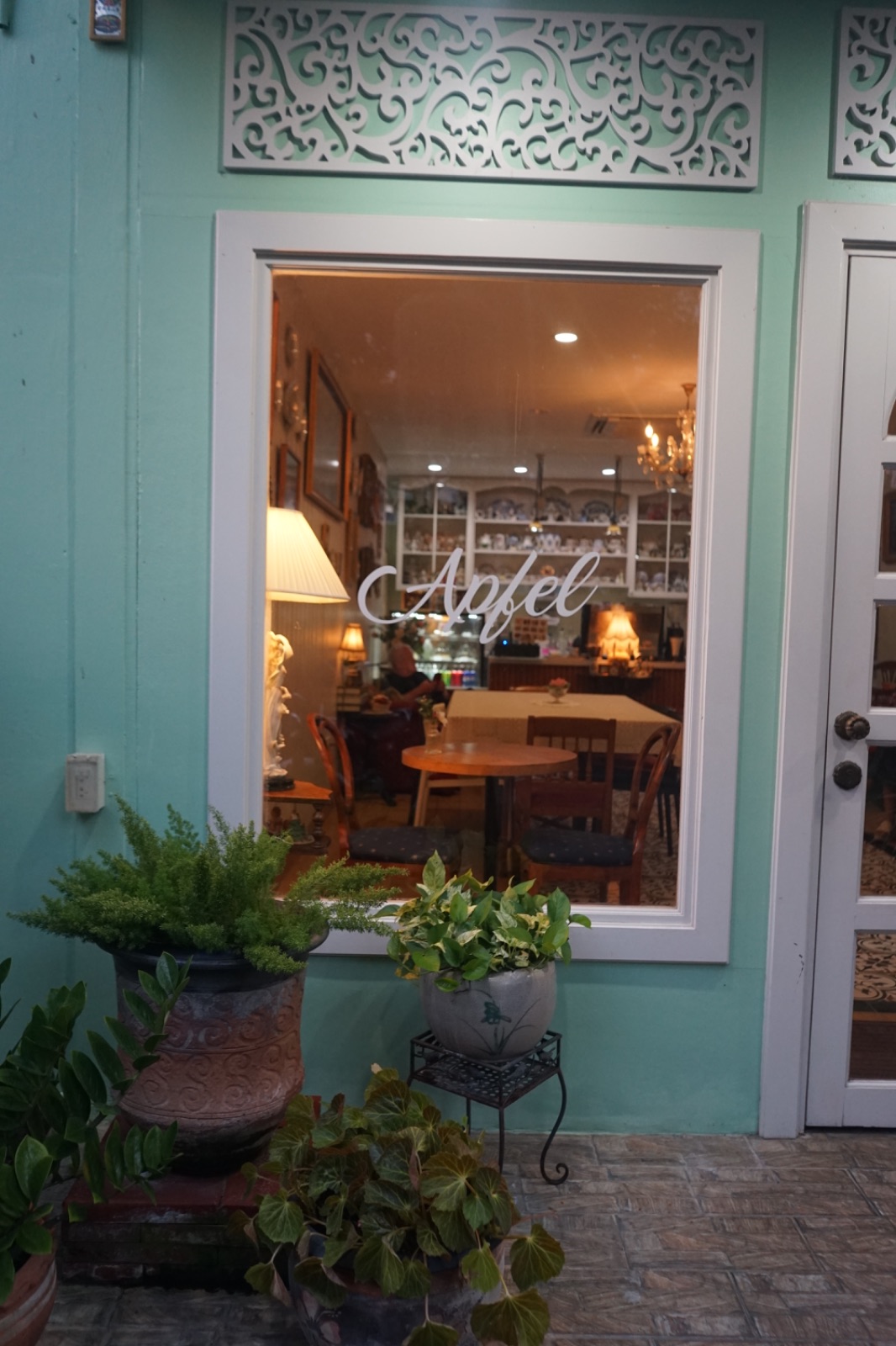 Apfel Cafe ambiance image 2