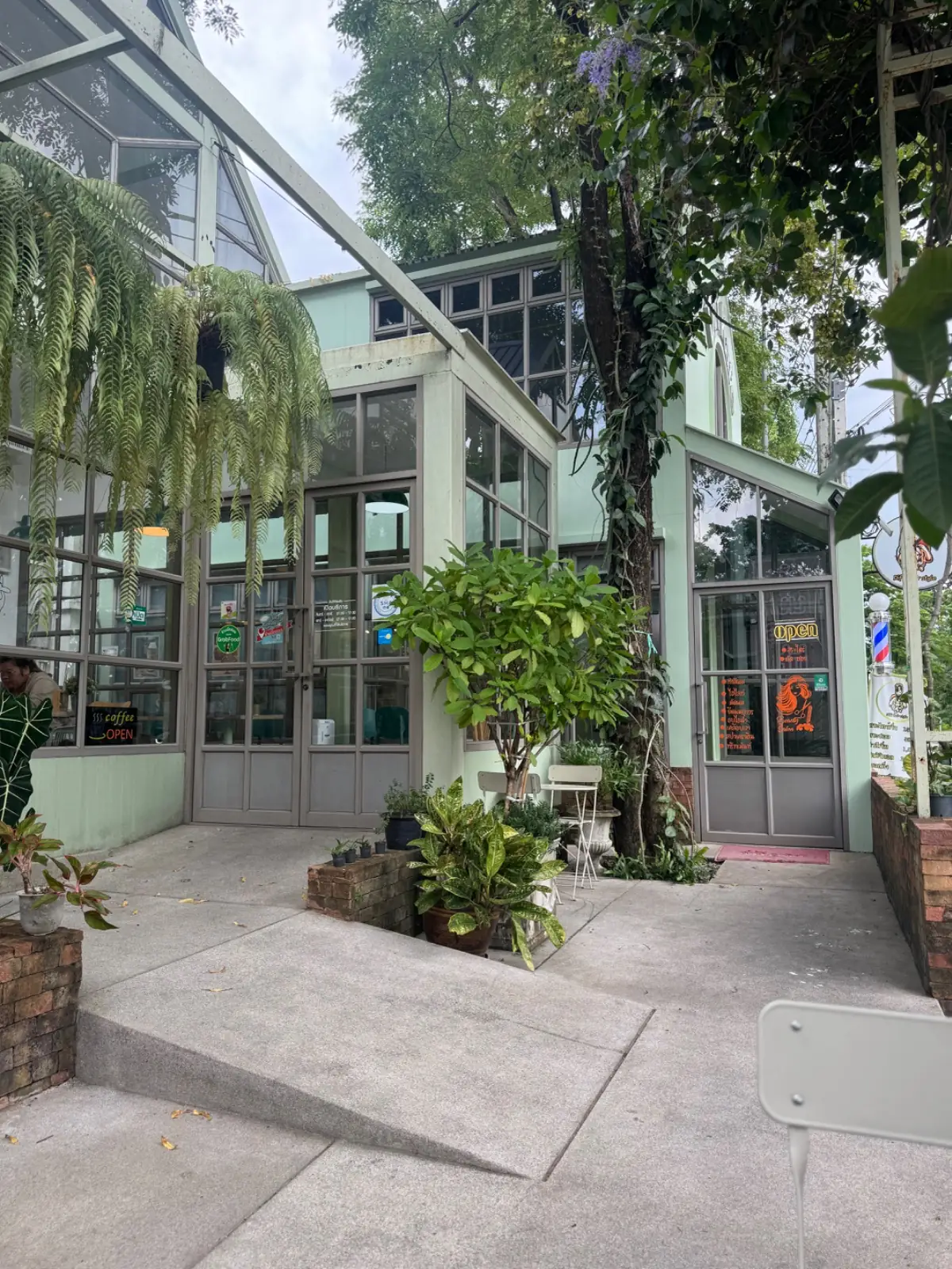 Diff Kafe ambiance image 1