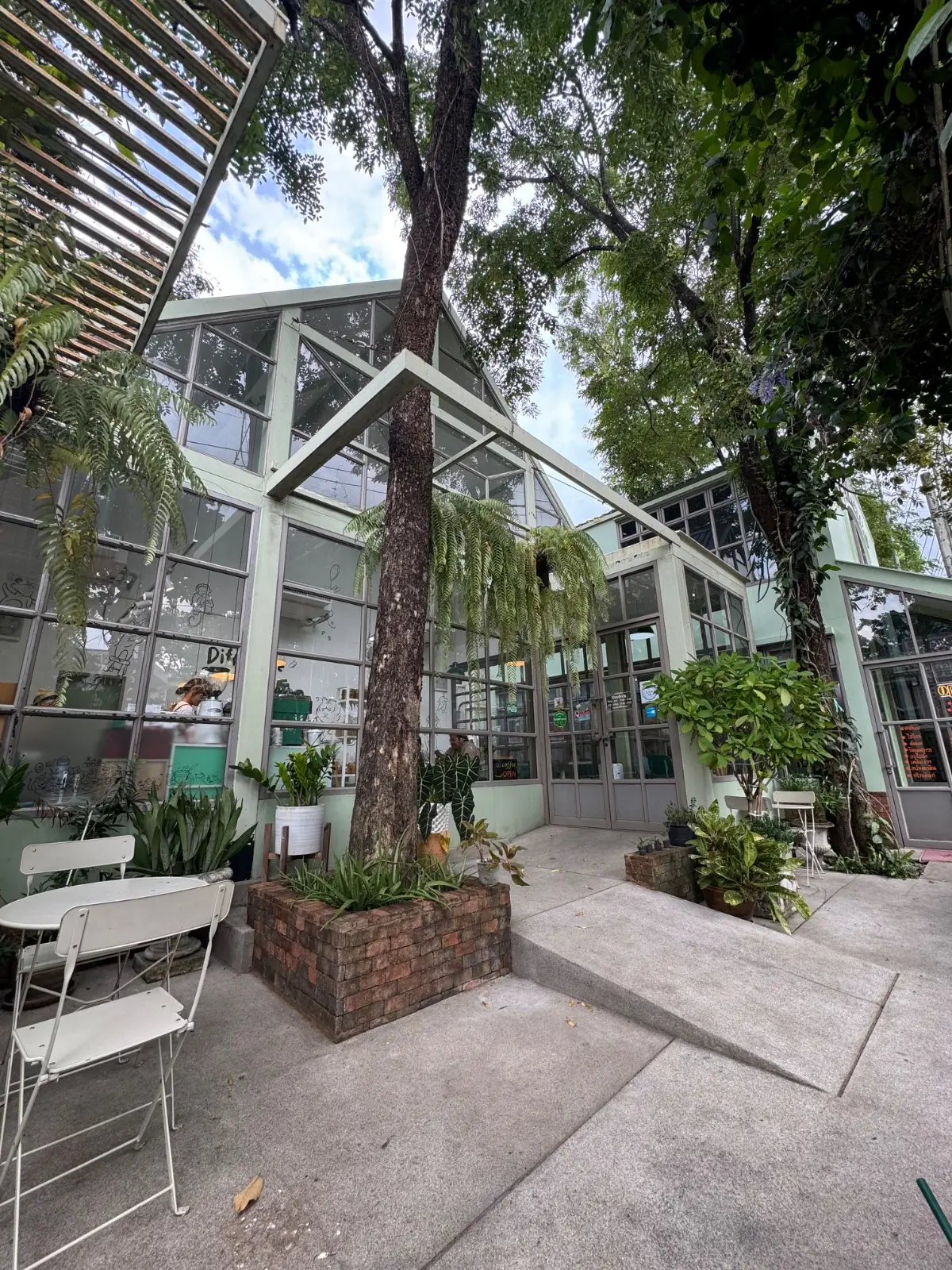 Diff Kafe ambiance image 2