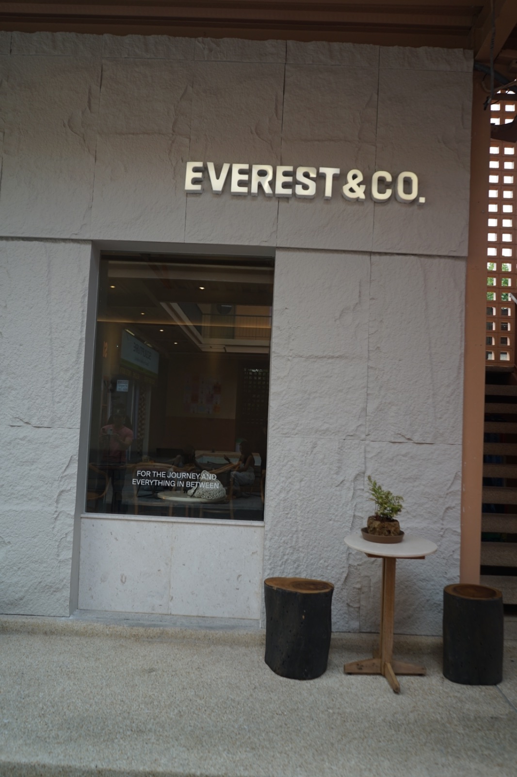 Everest & Co. - Gump's Ari hero image 4