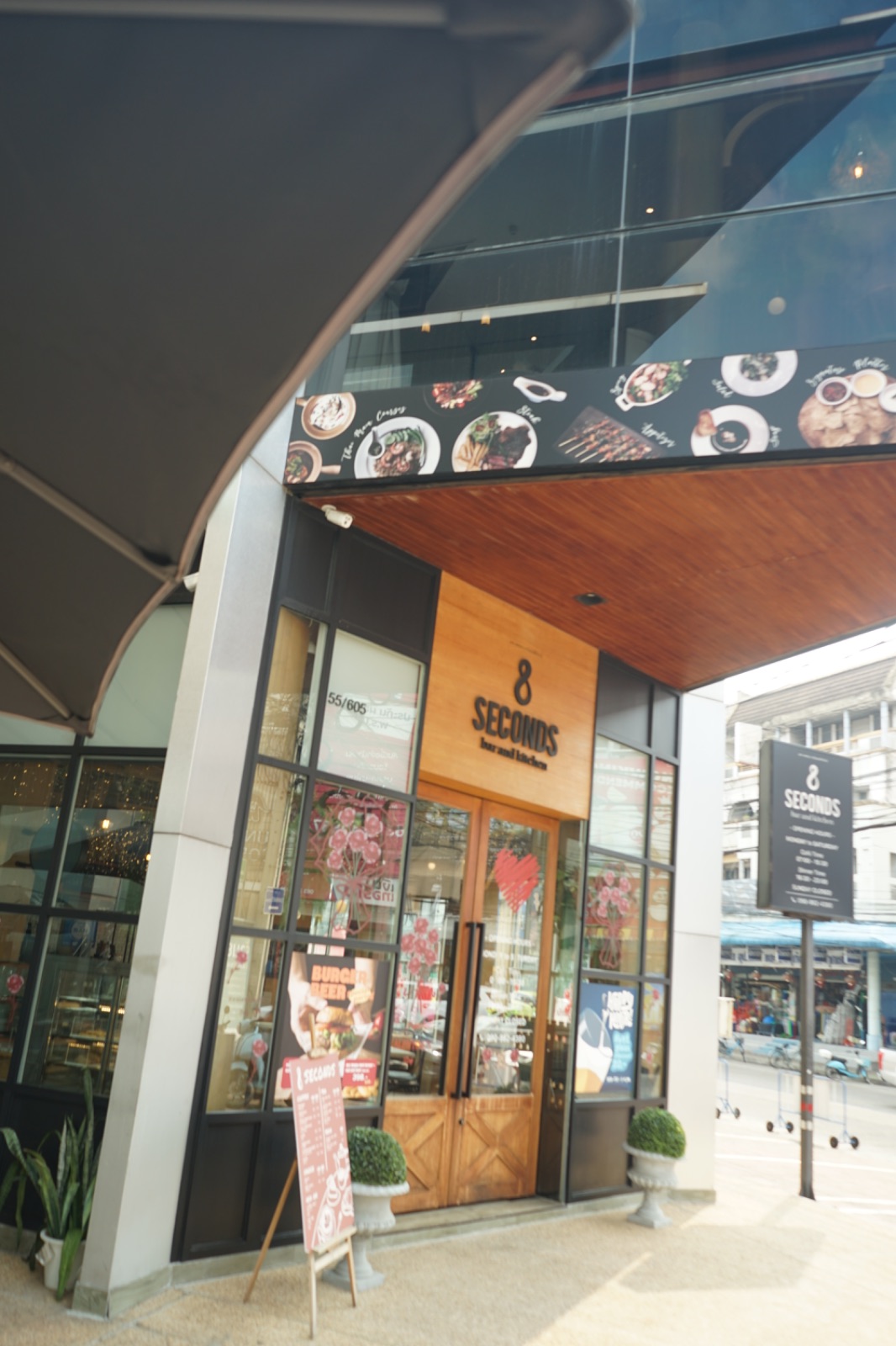 8 SECONDS ambiance image 1