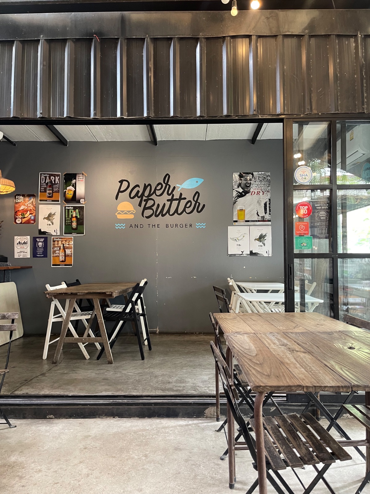 Paper Butter and the Burger ambiance image 1