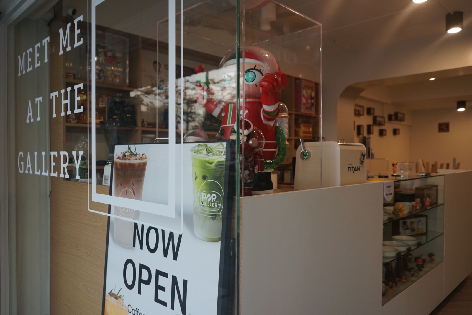 Pop Gallery Cafe - Charoen Nakhon ambiance image 3