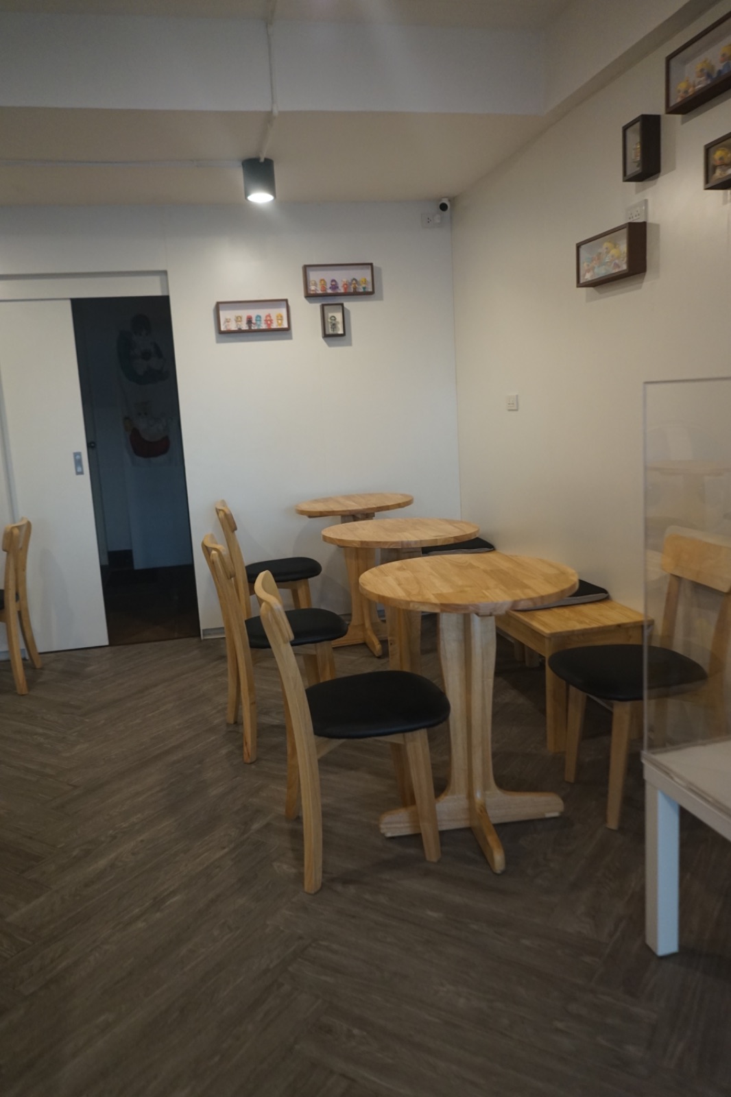 Pop Gallery Cafe - Charoen Nakhon ambiance image 4