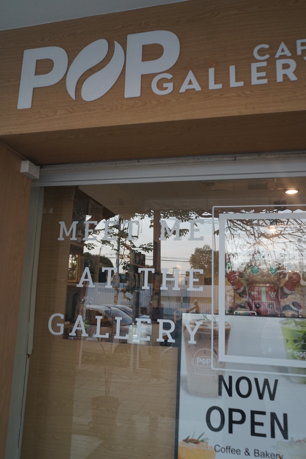 Pop Gallery Cafe - Charoen Nakhon ambiance image 2