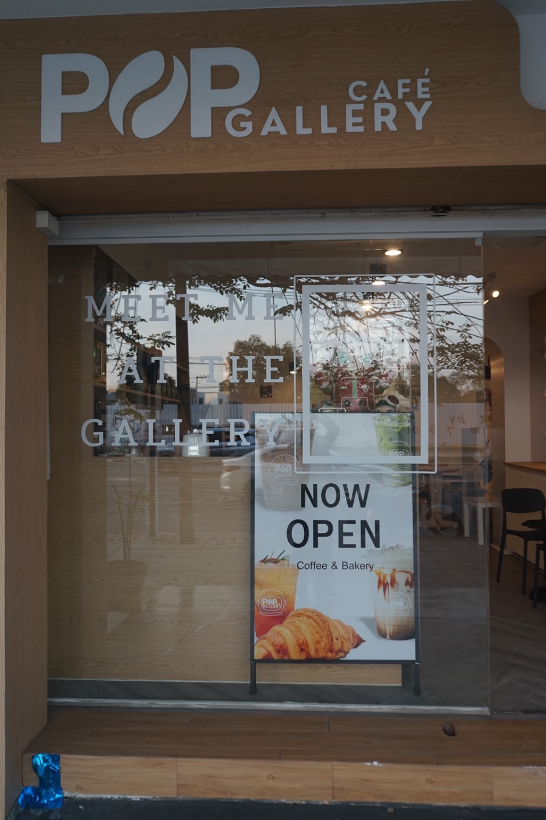 Pop Gallery Cafe - Charoen Nakhon ambiance image 1