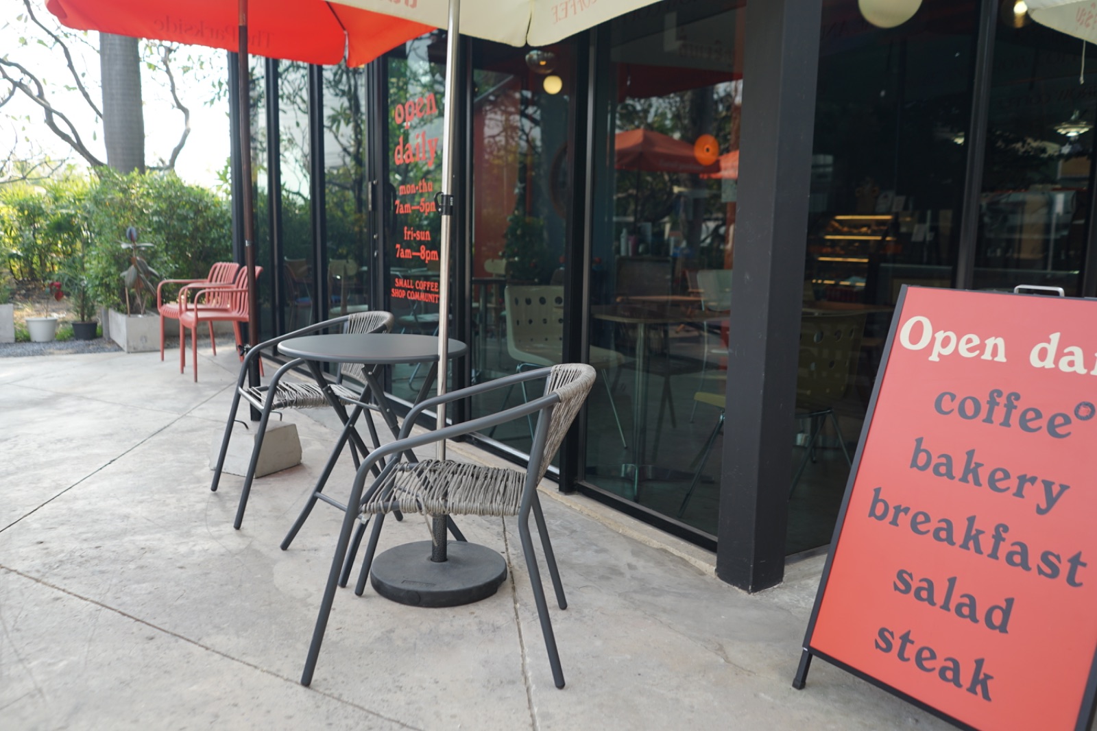 wake and grow coffee - Suanluang Rama IX ambiance image 5