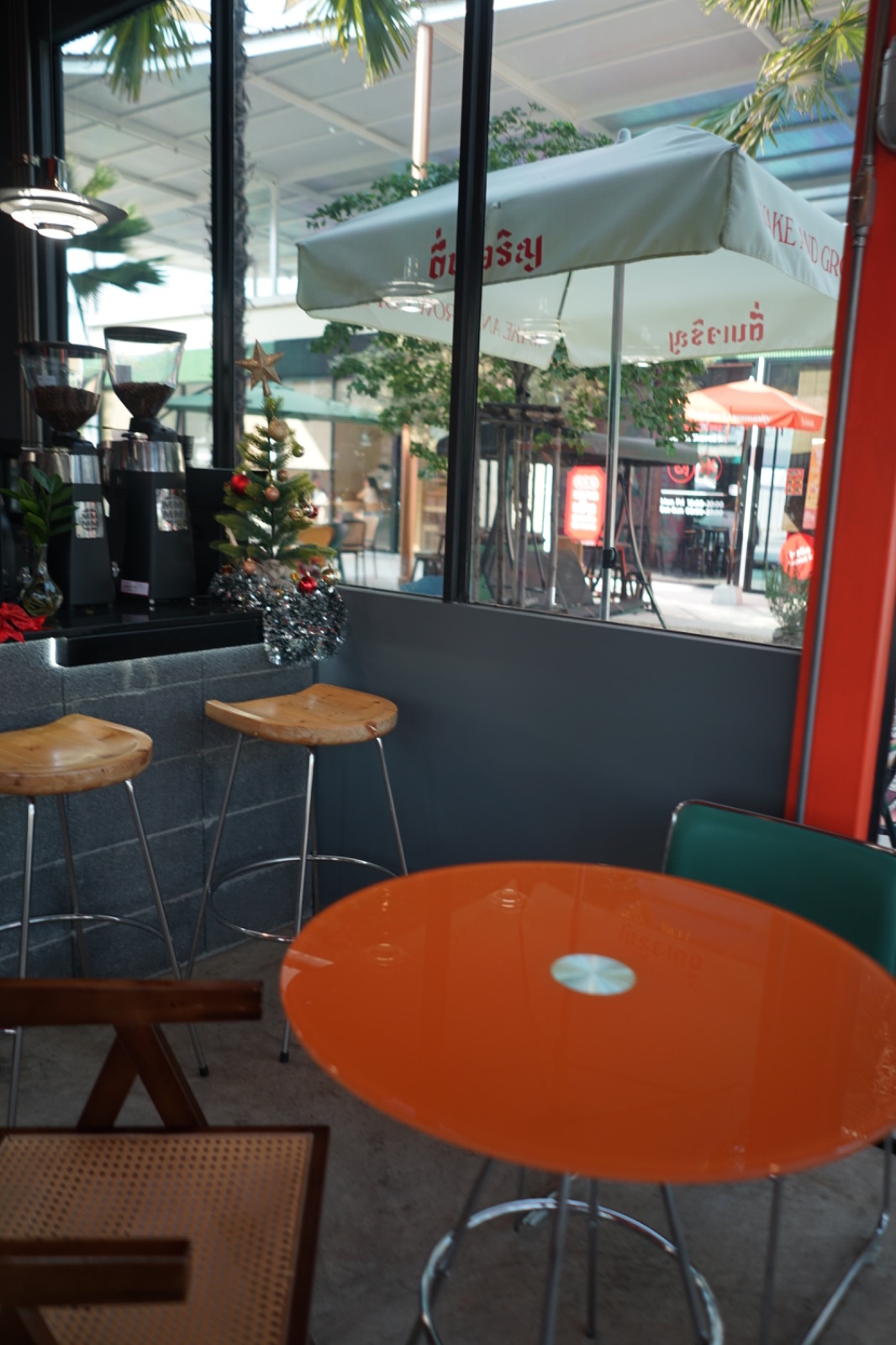 wake and grow coffee - Suanluang Rama IX ambiance image 2