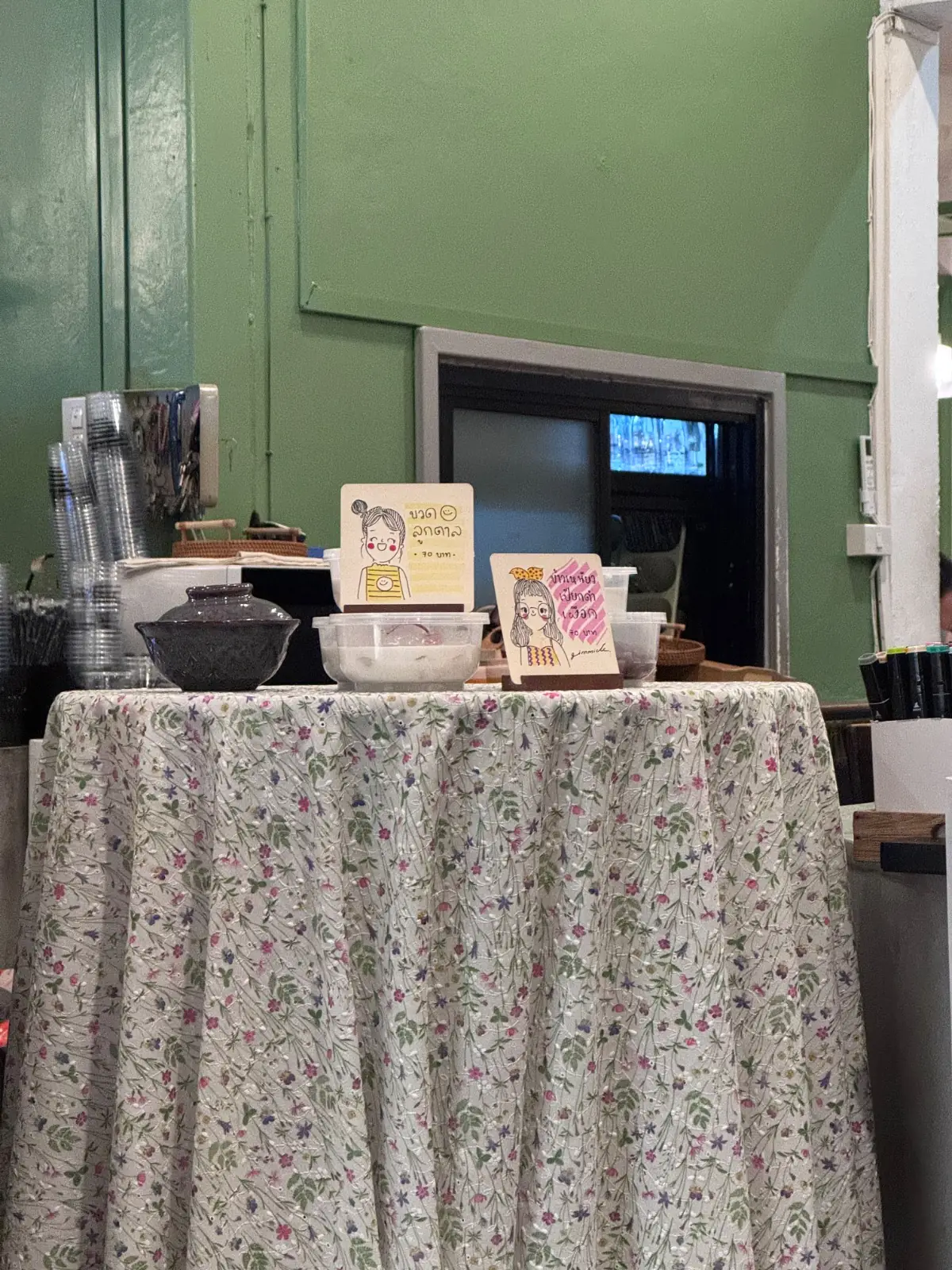 Gimmick Cafe & Restaurant ambiance image 2