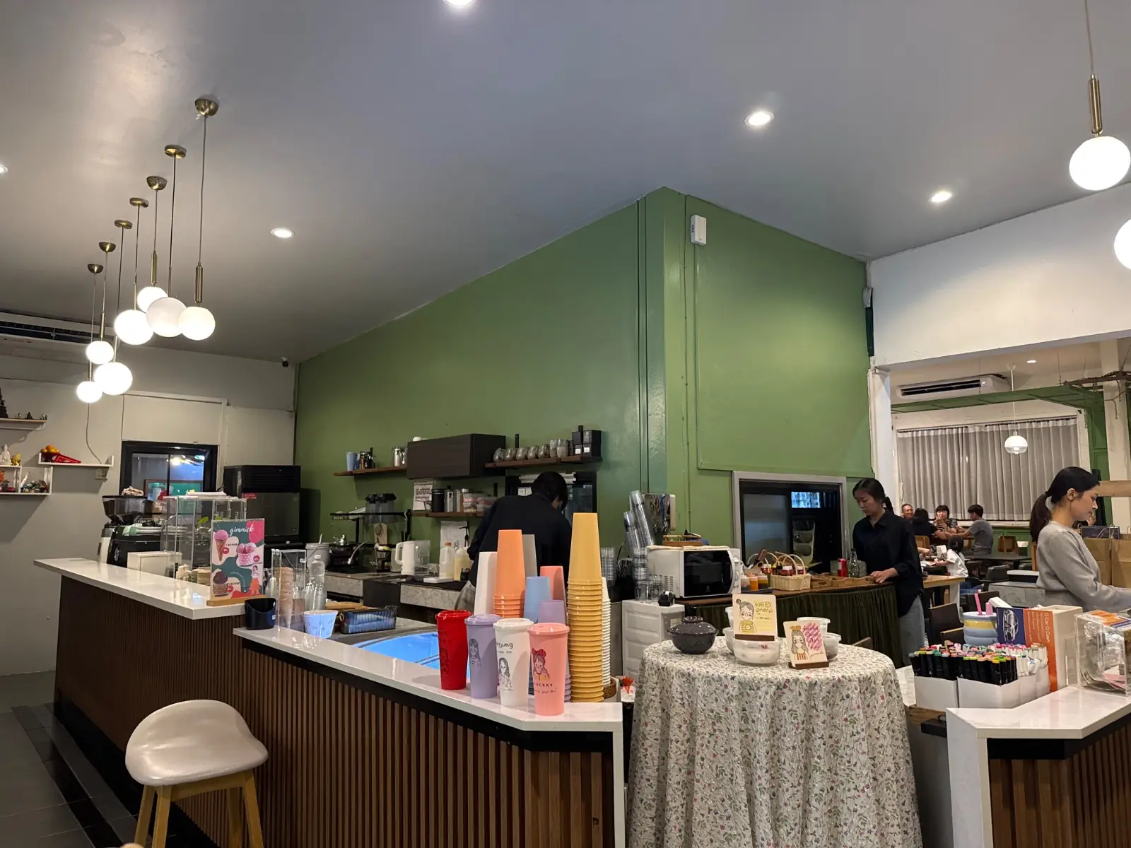 Gimmick Cafe & Restaurant ambiance image 1