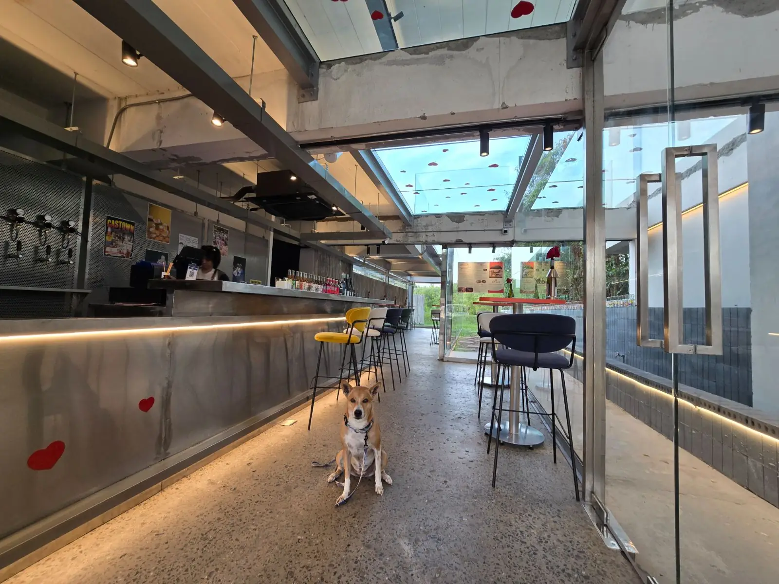 SpiRiz (Bar & Cafe) ambiance image 3