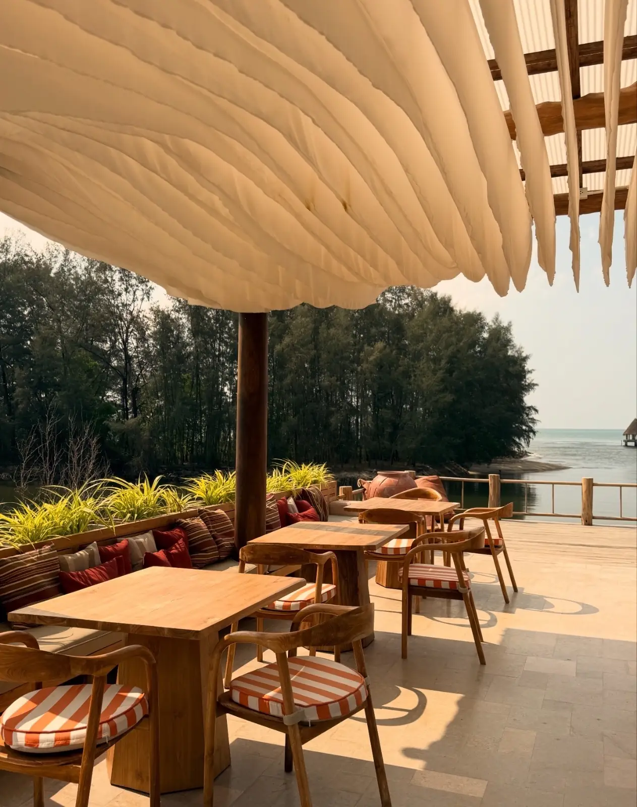 Lawon Canal Café overall image 9