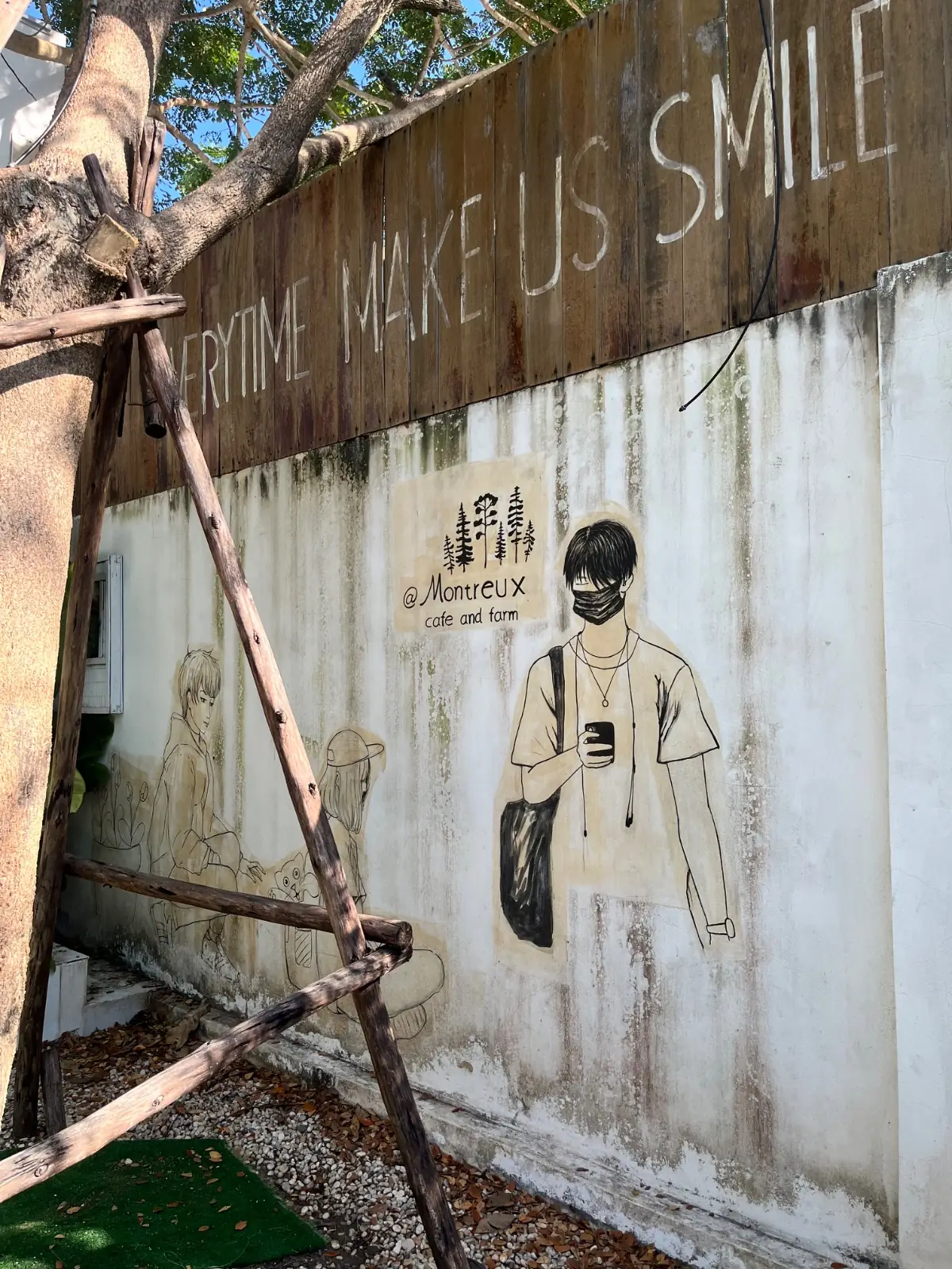 มองเทรอส์ คาเฟ่ ambiance image 1