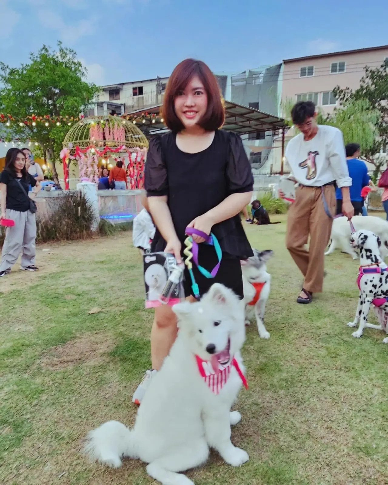 People and Tail pets image 12