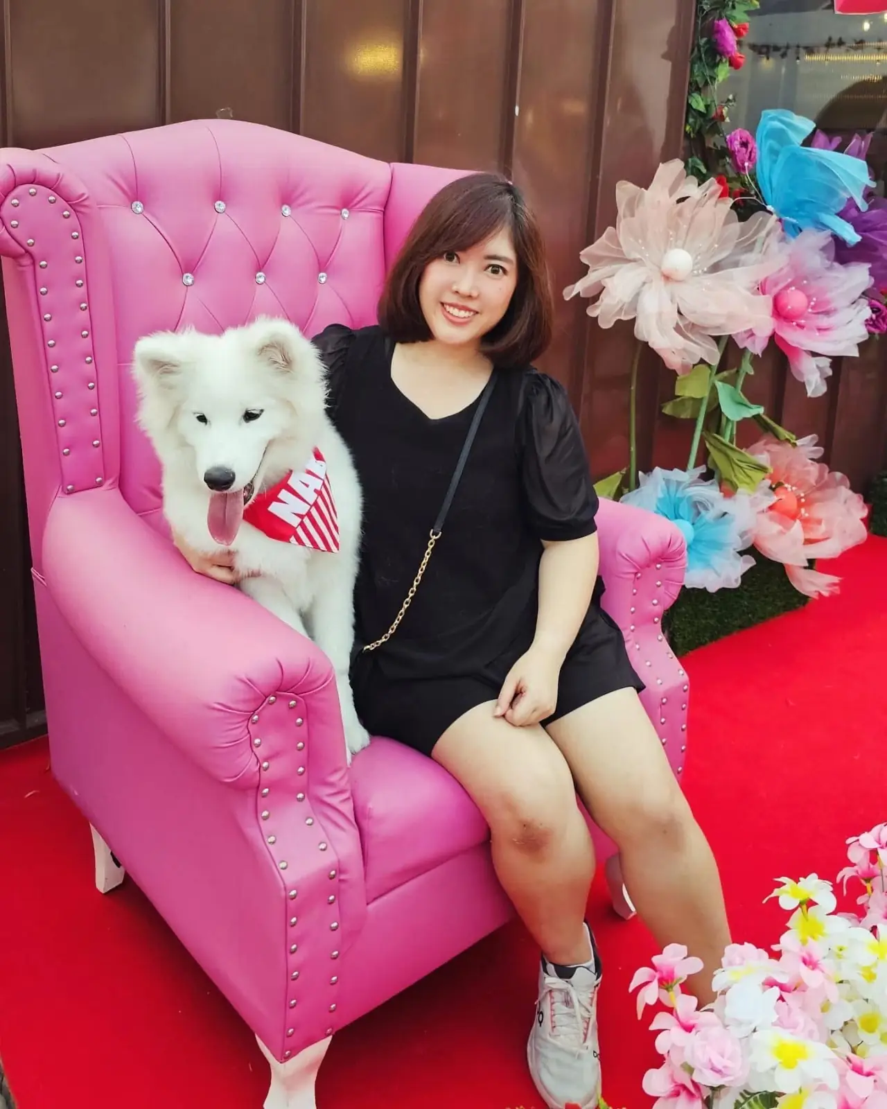 People and Tail pets image 10