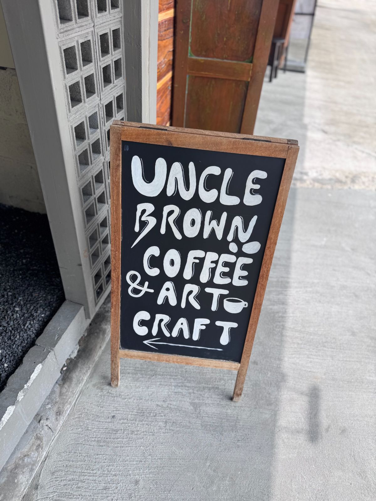 unclebrown coffee & art craft ambiance image 1